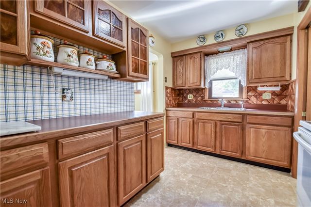 726 Glenhurst Road, Willowick, OH 44095