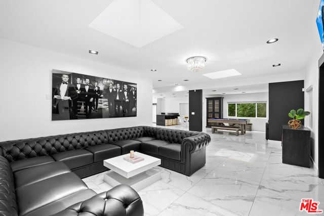 1750 N Beverly Glen Boulevard, Los Angeles, CA 90077