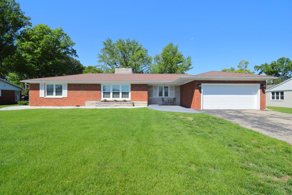 Image 1 of property listing at 7 Fairway Drive, Mt Vernon, IL 62864