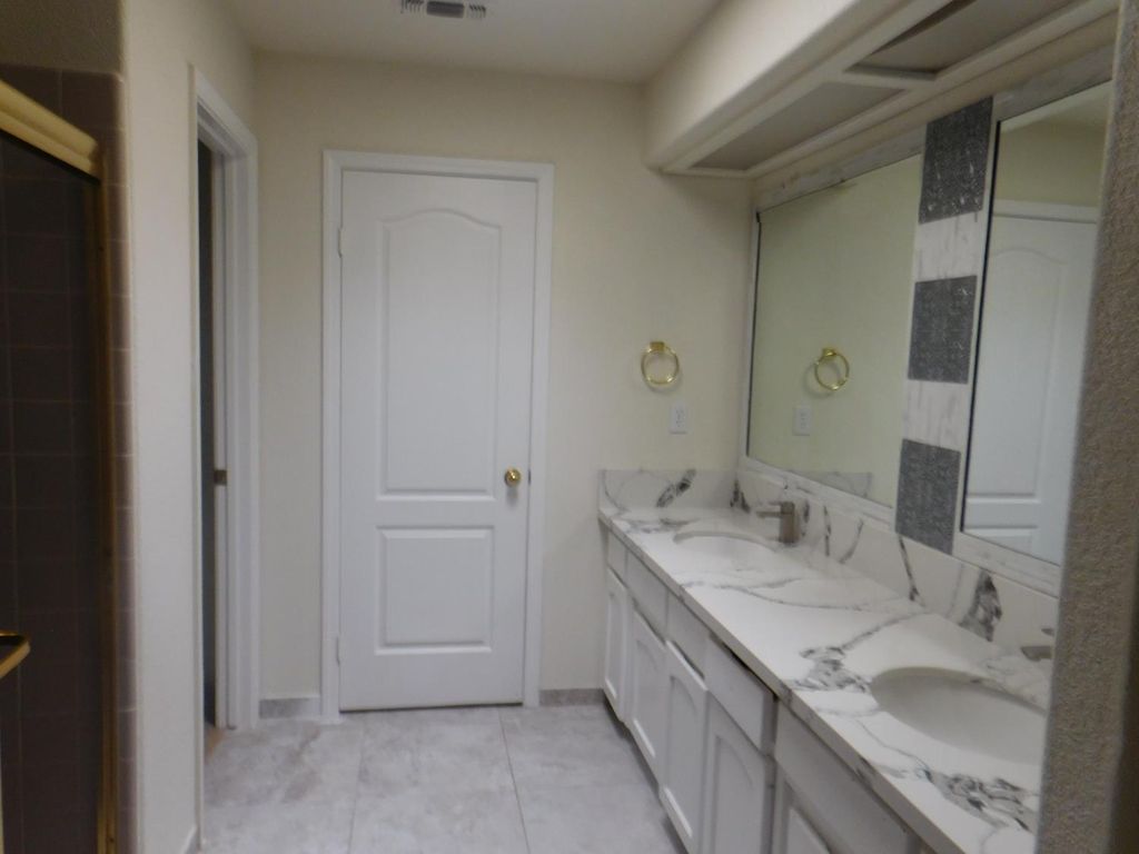 Image 4 of property listing at 9479 N Whitehouse Drive NE, Fresno, CA 93720