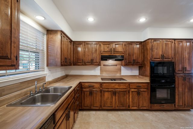 124 HENRY FORD DR, Schertz, TX 78154