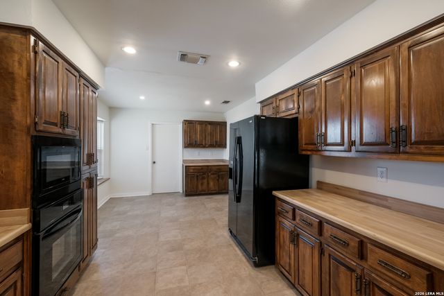 124 HENRY FORD DR, Schertz, TX 78154