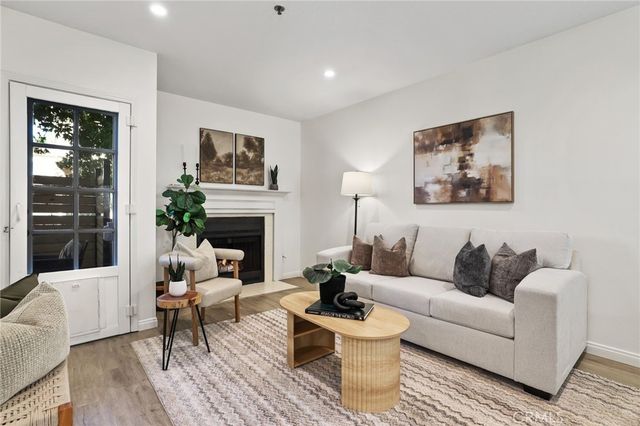 260 Victoria F2, Costa Mesa, CA 92627