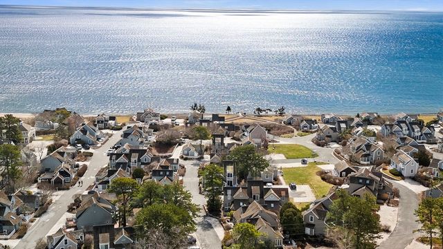 4 Hyannis Point Rd 4, Mashpee, MA 02649