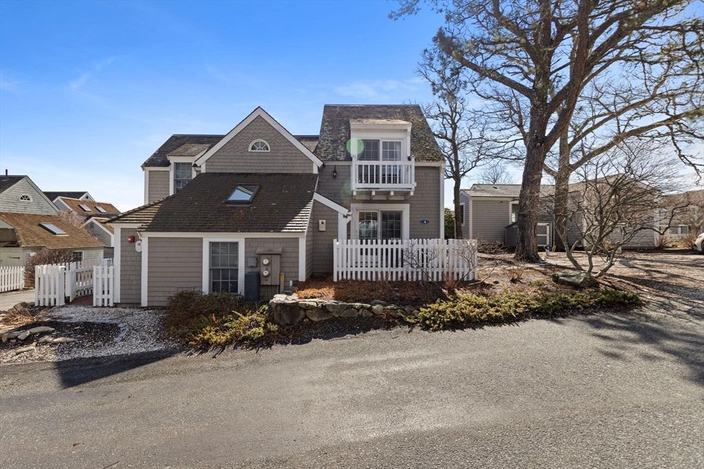 4 Hyannis Point Rd 4, Mashpee, MA 02649