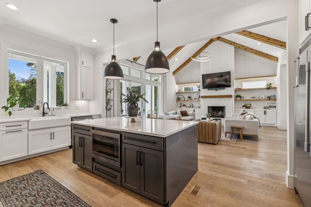 2246 Brakeman Ln, Thompsons Station, TN 37179