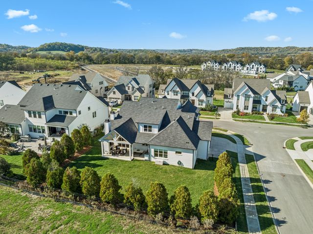 2246 Brakeman Ln, Thompsons Station, TN 37179