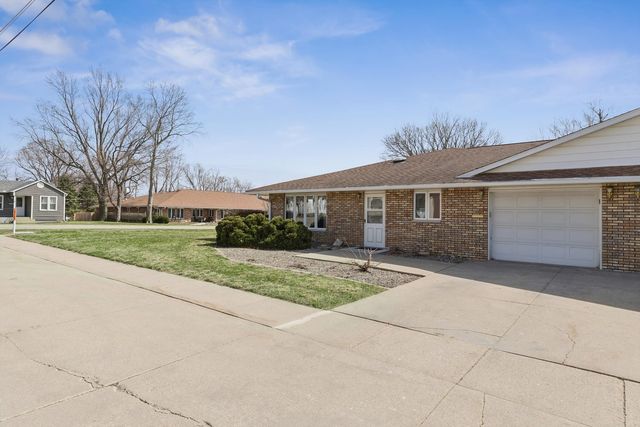 621 4th Avenue 3, De Witt, IA 52742