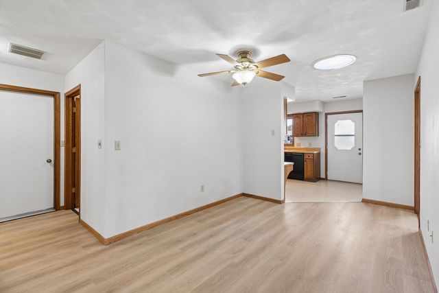 621 4th Avenue 3, De Witt, IA 52742
