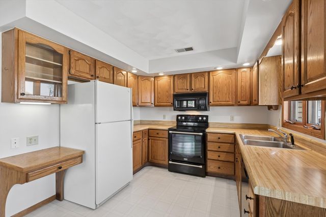 621 4th Avenue 3, De Witt, IA 52742