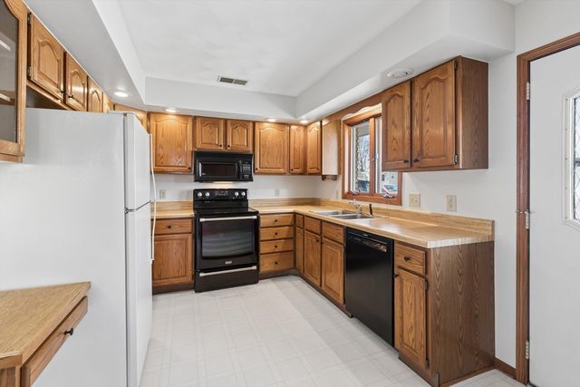 621 4th Avenue 3, De Witt, IA 52742