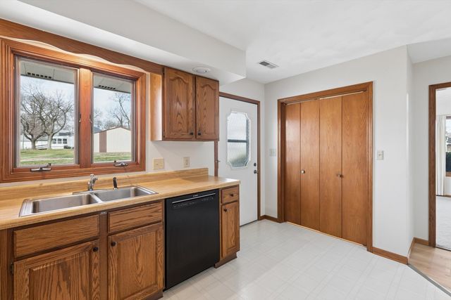 621 4th Avenue 3, De Witt, IA 52742