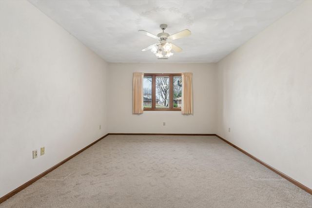 621 4th Avenue 3, De Witt, IA 52742