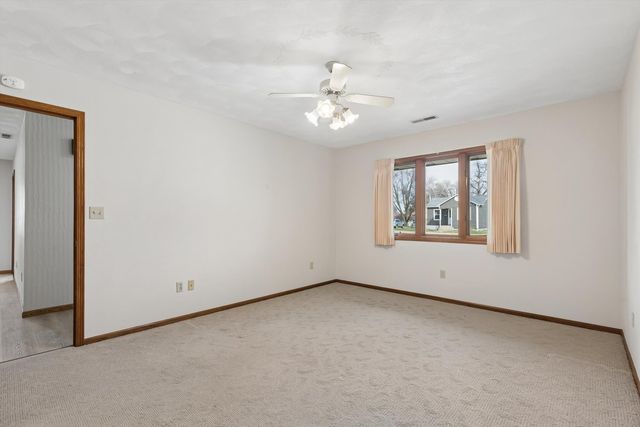 621 4th Avenue 3, De Witt, IA 52742