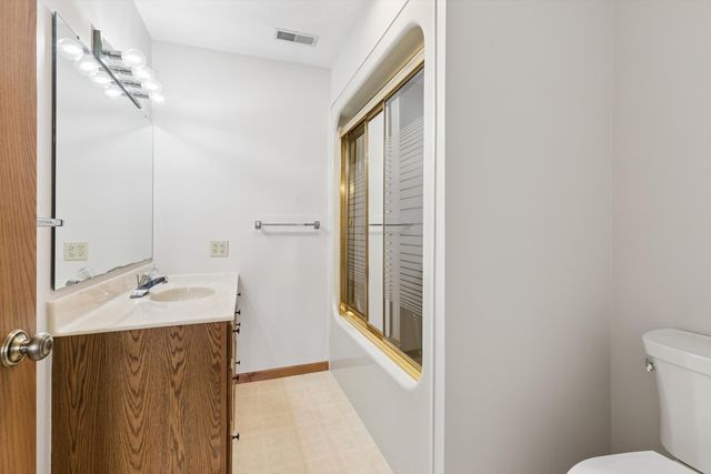 621 4th Avenue 3, De Witt, IA 52742