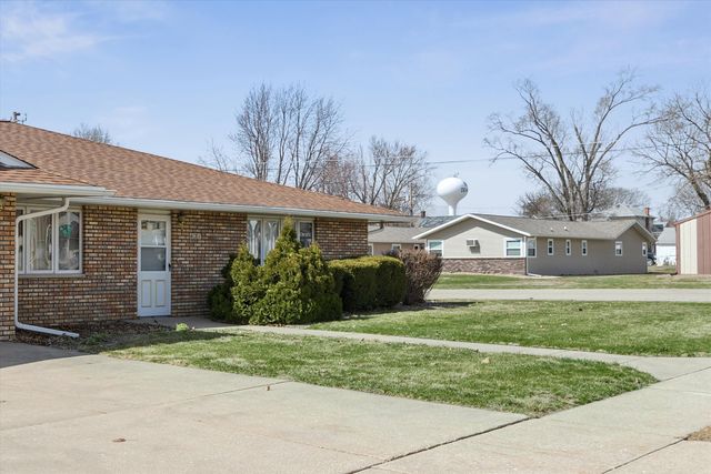 621 4th Avenue 3, De Witt, IA 52742