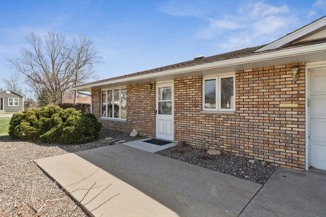621 4th Avenue 3, De Witt, IA 52742