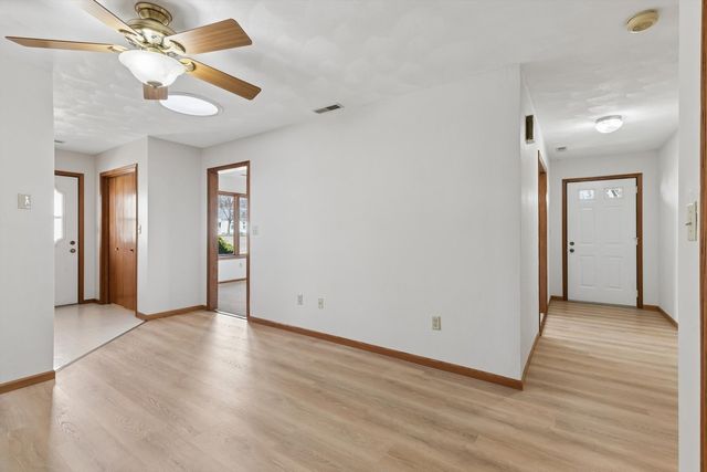 621 4th Avenue 3, De Witt, IA 52742