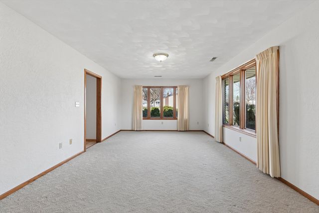 621 4th Avenue 3, De Witt, IA 52742