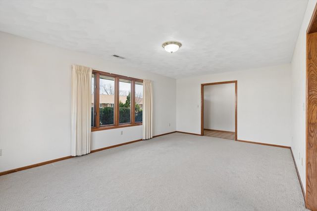 621 4th Avenue 3, De Witt, IA 52742