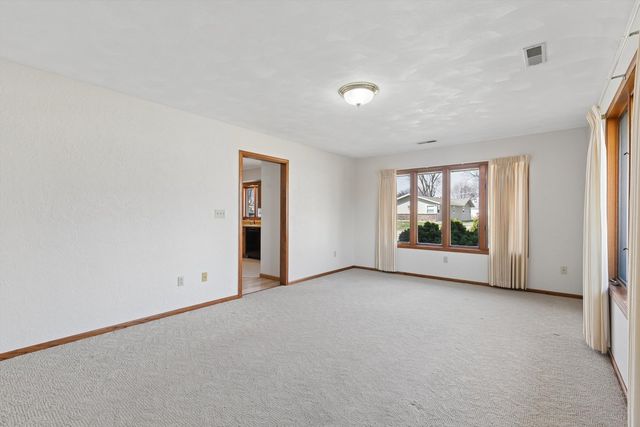 621 4th Avenue 3, De Witt, IA 52742
