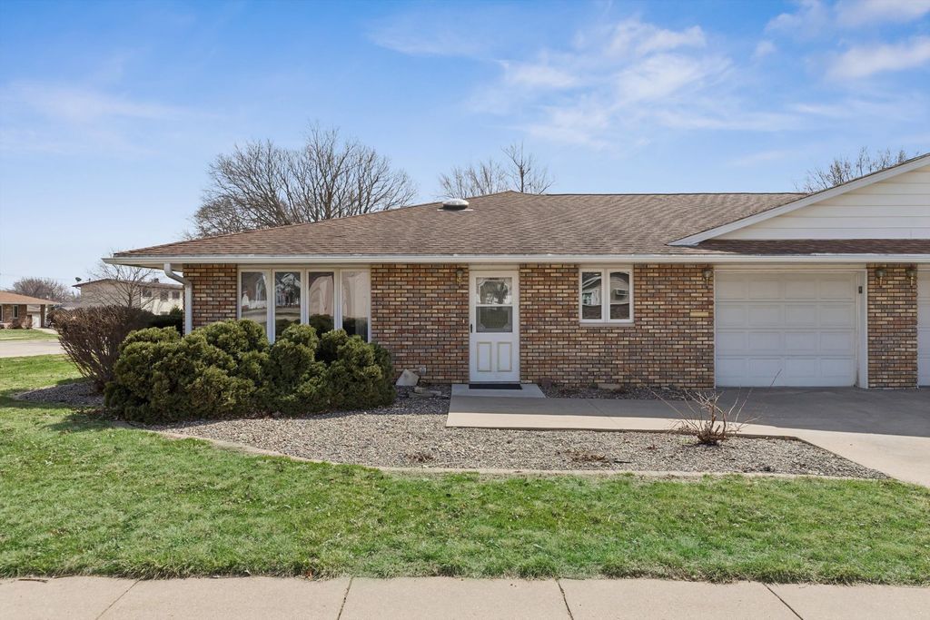 621 4th Avenue 3, De Witt, IA 52742