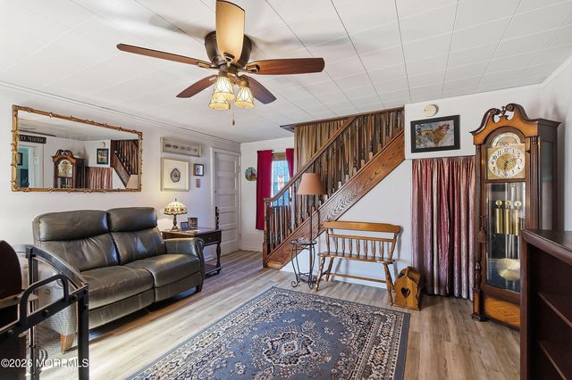 7 Marl Road, Farmingdale, NJ 07727