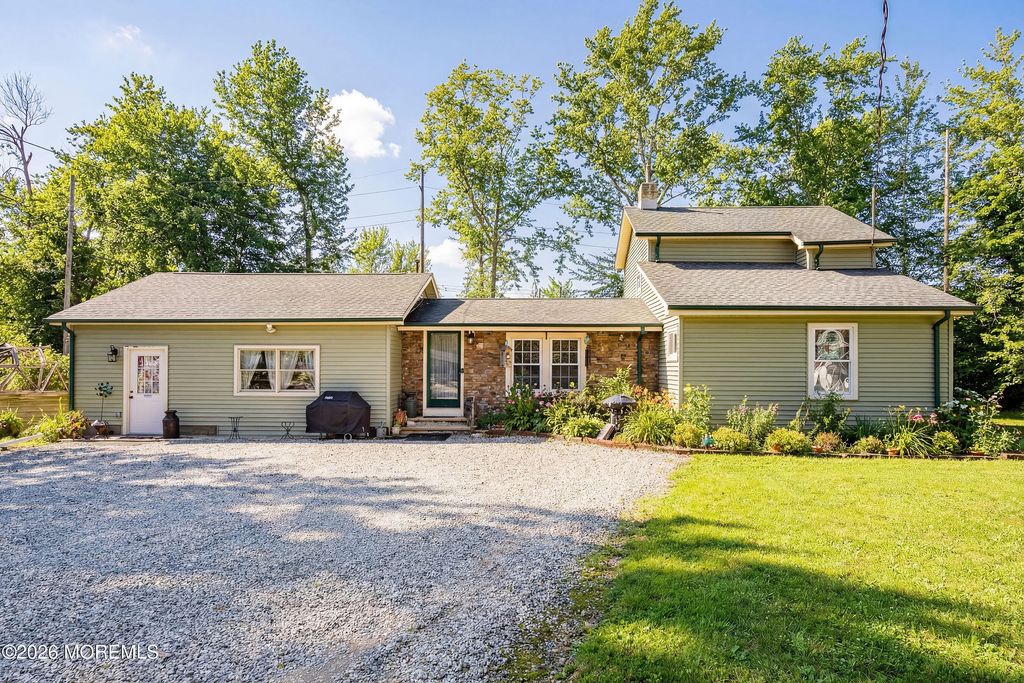 7 Marl Road, Farmingdale, NJ 07727