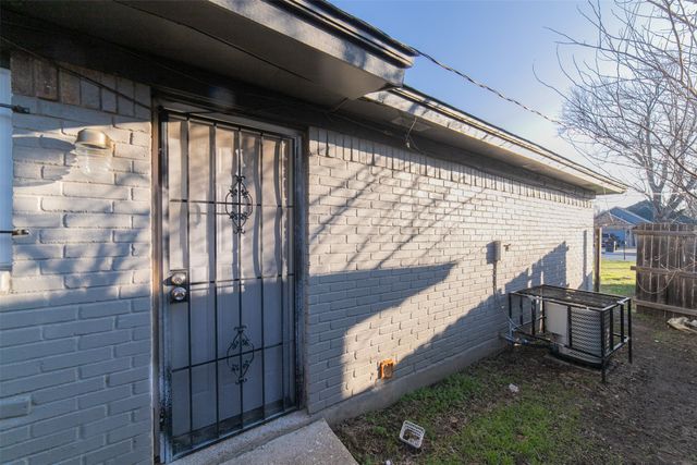 3844 Waldorf Street, Fort Worth, TX 76119