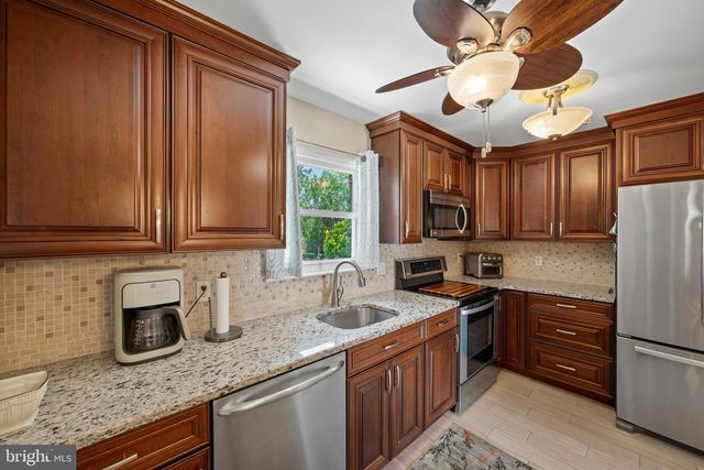 204 DICKENS DR, Delran, NJ 08075
