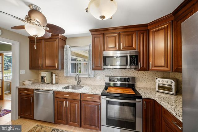 204 DICKENS DR, Delran, NJ 08075