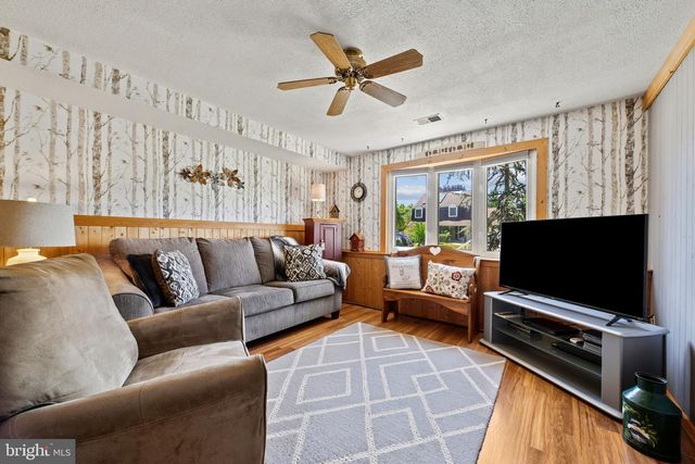 204 DICKENS DR, Delran, NJ 08075