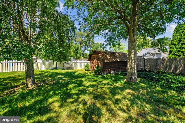 204 DICKENS DR, Delran, NJ 08075