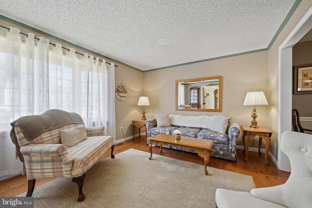 204 DICKENS DR, Delran, NJ 08075