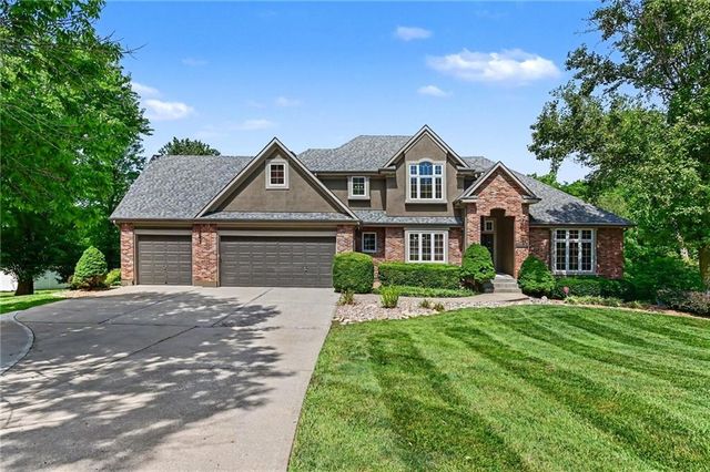 4301 SE Willow Place Court, Blue Springs, MO 64014