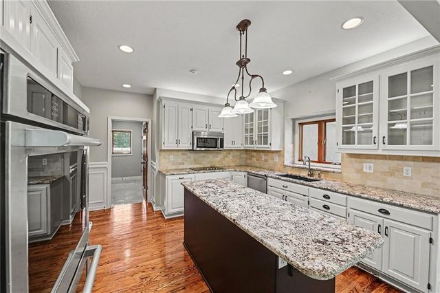 4301 SE Willow Place Court, Blue Springs, MO 64014