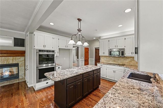 4301 SE Willow Place Court, Blue Springs, MO 64014