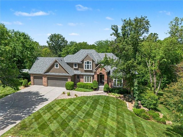 4301 SE Willow Place Court, Blue Springs, MO 64014