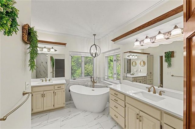 4301 SE Willow Place Court, Blue Springs, MO 64014