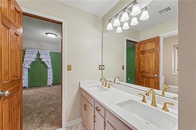 4301 SE Willow Place Court, Blue Springs, MO 64014
