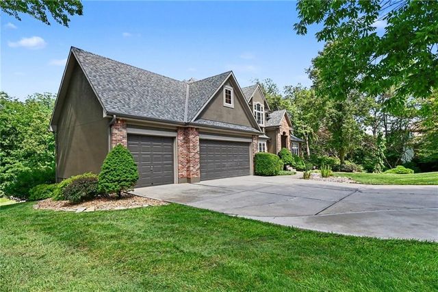 4301 SE Willow Place Court, Blue Springs, MO 64014