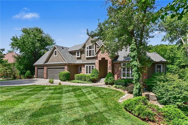 4301 SE Willow Place Court, Blue Springs, MO 64014