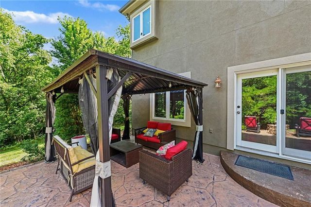4301 SE Willow Place Court, Blue Springs, MO 64014