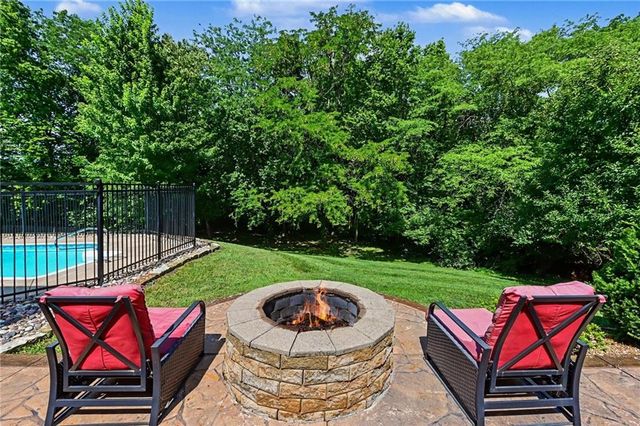 4301 SE Willow Place Court, Blue Springs, MO 64014