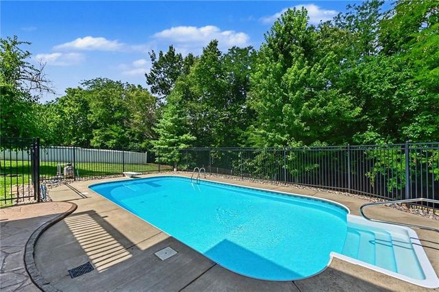 4301 SE Willow Place Court, Blue Springs, MO 64014