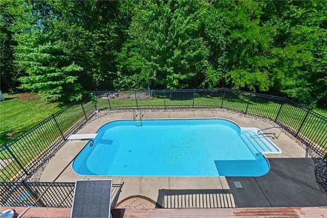 4301 SE Willow Place Court, Blue Springs, MO 64014