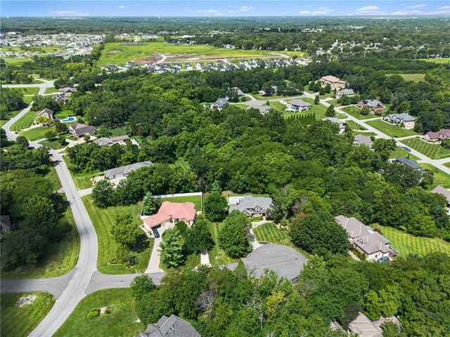 4301 SE Willow Place Court, Blue Springs, MO 64014