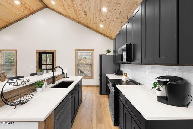 1361 N Baden Drive, Gatlinburg, TN 37738