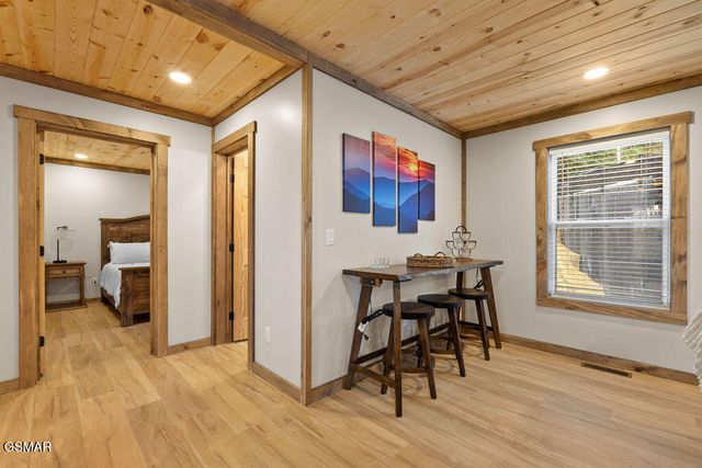 1361 N Baden Drive, Gatlinburg, TN 37738