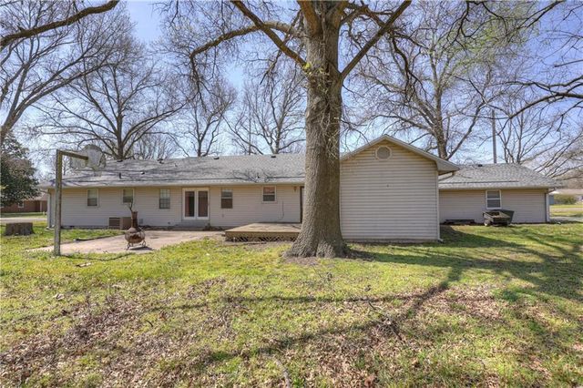 2002 N Michigan Street, Pittsburg, KS 66762
